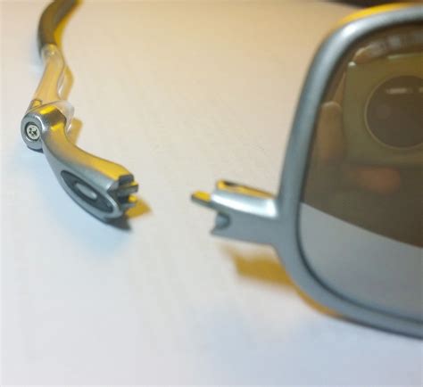 Disassemble/Repair Guides for Hinges etc of Oakley Sunglasses.